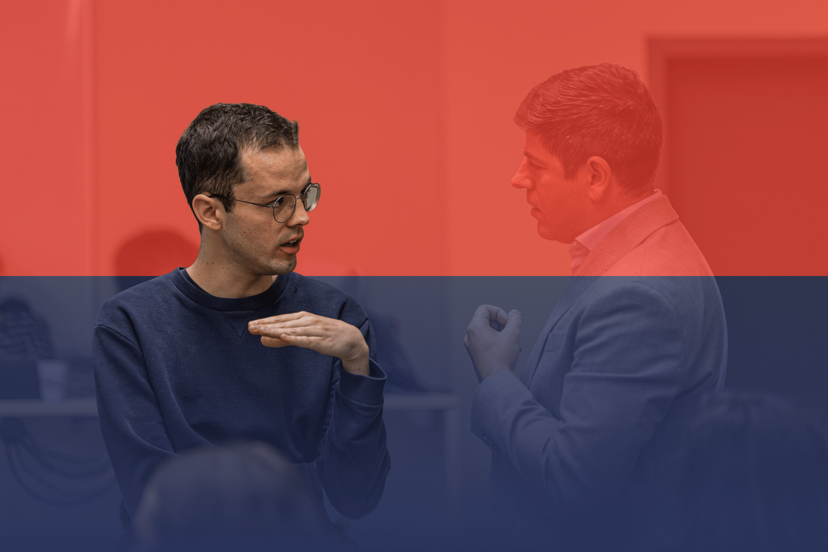 Dues persones xerren sobre dos rectangles vermell i blau semitransparents. La persona de l'esquerra queda per sobre i ressaltada, la de la dreta queda per sota i difuminada.